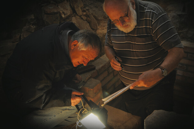 Autoři knihy, Michal Tryml a Zdeněk Dragoun, během poslední fáze výzkumu v chaberském kostele (foto M. Pavýza, 2014)