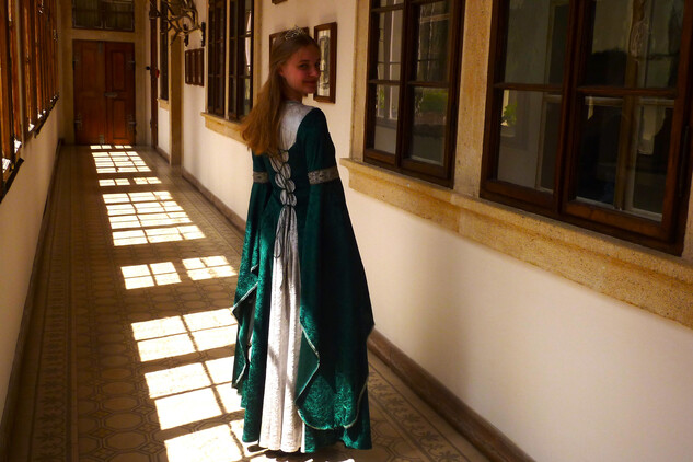 Chodbu lze spatřit také v pohádce Tajemství staré bambitky 2 | © Státní zámek Mníšek pod Brdy
