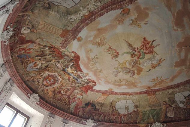 Velký sál zdobí iluzivní nástropní malba