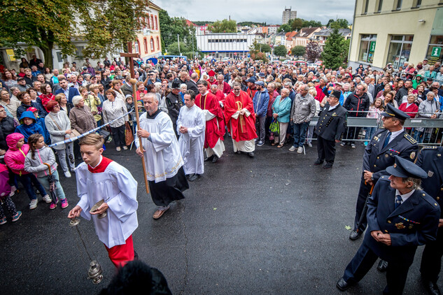Svěcení zvonů se zúčastnily tisíce obyvatel města a více než sto německých rodáků z Chodova