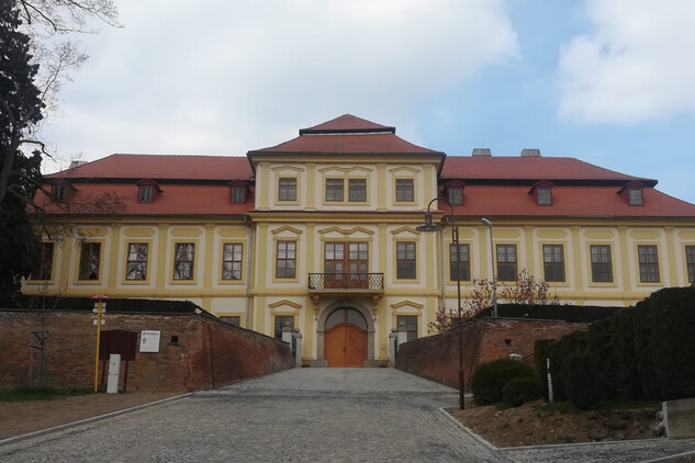Zámek ve Svojšíně, hlavní průčelí 