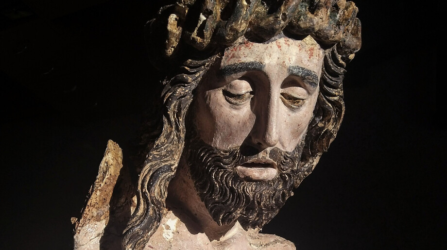 Socha Ukřižování v Moutnicích po částečném sejmutí druhotných polychromií a demontáži rukou