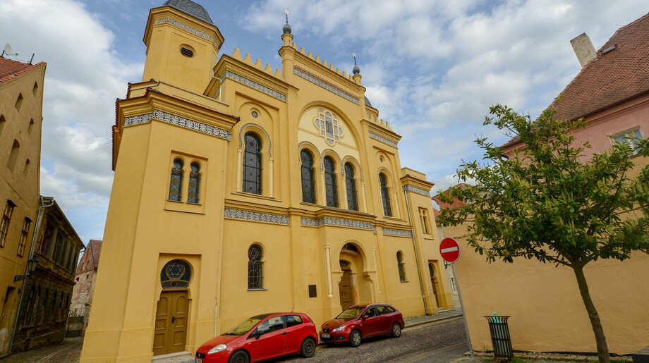  Synagoga a dům č. p. 200 v Žatci – pohled na synagogu od severozápadu