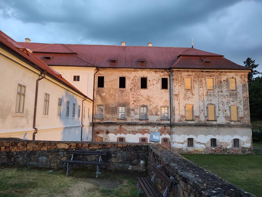 Pohled na severní křídlo Nového konventu a&nbsp;exteriér kaple se zakrytými okenními otvory