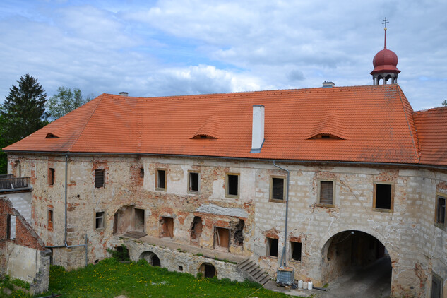 Západní průčelí východního křídla, 2023