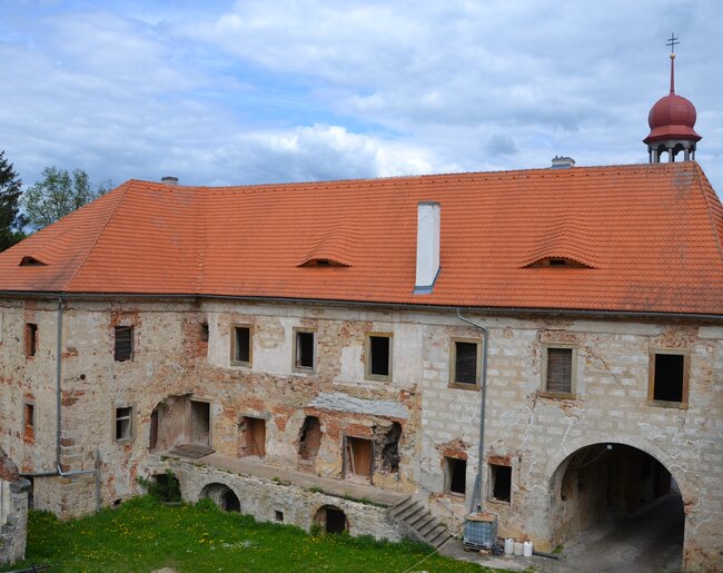 Západní průčelí východního křídla, 2023