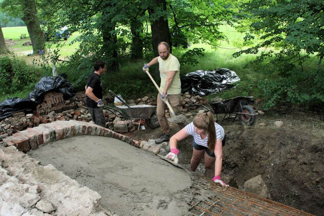 Angličtí dobrovolníci dokončují opravy sklepa, který je součástí Mauricovny. Červenec 2017. 