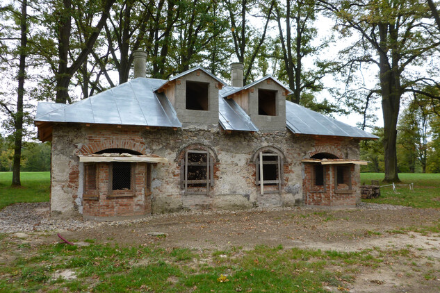 Angličtí dobrovolníci opravují domek strážce parku, tzv. Mauricovnu. 