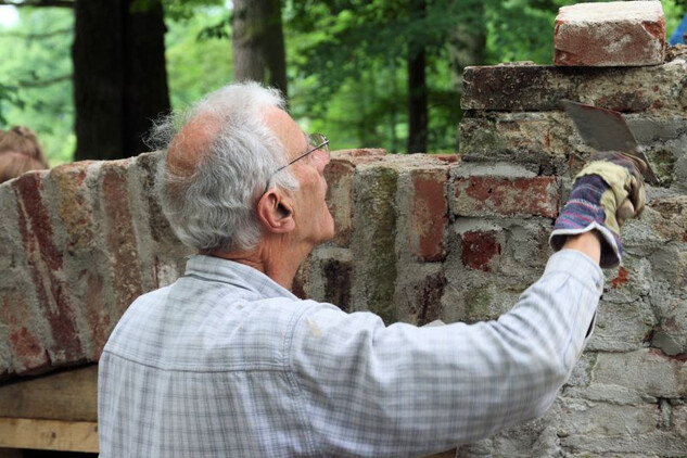 Anglický architekt Peter Jamieson při opravách Mauricovny v Červeném Dvoře.