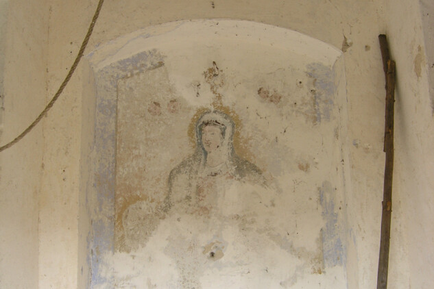 Návesní kaple Panny Marie Bolestné v Novosedlech z roku 1817, interiér, stav před restaurováním.
