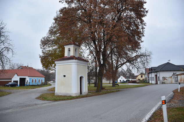 Návesní kaple Panny Marie Bolestné v Novosedlech z roku 1817.