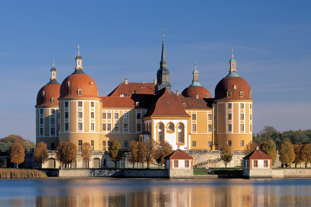 Zámek Moritzburg. Zdroj: Staatliche Schlösser, Burgen und Gärten Sachsen gemeinnützige GmbH. Foto nepodléhá licenci Creative Commons.