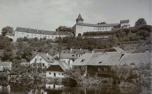 Rožmberk nad Vltavou, zástavba podhradí s objektem synagogy (uprostřed se čtyřmi vikýři na střeše), v pozadí nový zámek a věž Jakobínka. ÚDU AV ČR, Sbírka historické fotografie