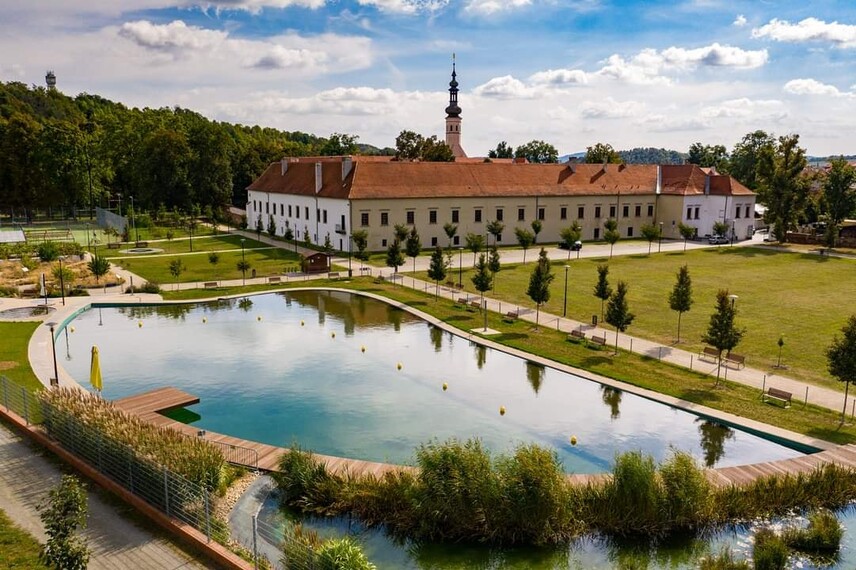 zámecká zahrada s koupacím biotopem Oslavany | © Atelier V8