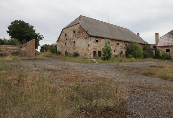 Grabštejn, bývalý zámecký hospodářský dvůr, srpen 2014 | © NPÚ, ÚOP v Liberci, foto Michael Čtveráček