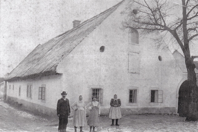 Bolevec, průčelí obytného stavení čp. 1 na historické fotografii z doby kolem roku 1900