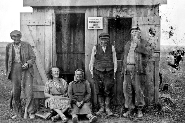 Pracovníci Archeologického ústavu kdesi v terénu v 50. letech minulého století (© ARÚ Praha).