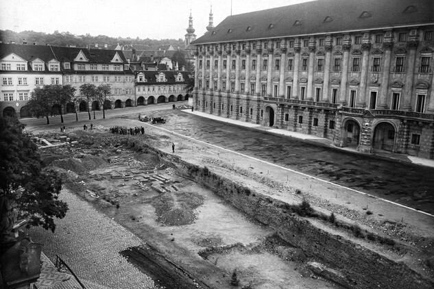 Loretánské náměstí. Celkový pohled na zkoumanou plochu v roce 1935. Foto T. Vojta, Památkový sbor (© ARÚ Praha).