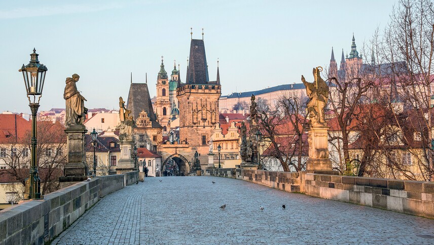 Karlův most s malostranskými mosteckými věžemi