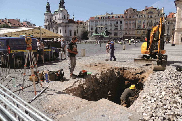 Archeologové v terénu - Staroměstské náměstí 2014