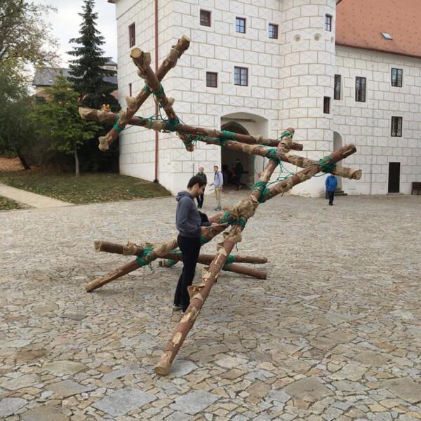 Vystavovaný objekt je technickou, uměleckou a konstrukční reflexí na tvorbu všech generací rodiny Herzánů
