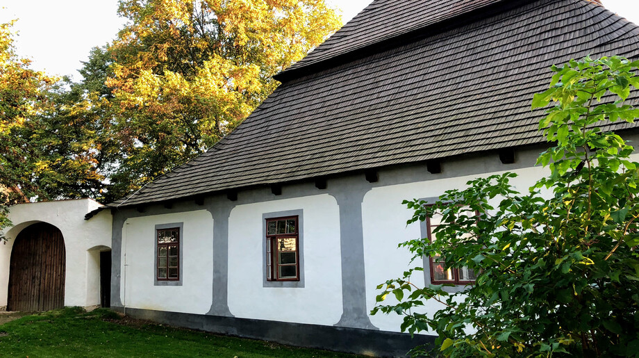 Fara v Křeči, v okrese Pelhřimov - pohled na průčelí budovy od kostela, po obnově v roce 2018, foto M. Čermák
