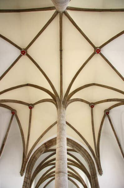 Ilustrační snímek, detail architektury dvoulodního kostela