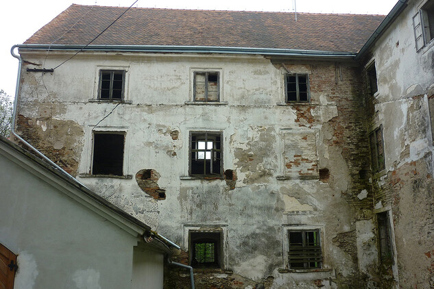 Severozápadní část objektu směrem od rybníka