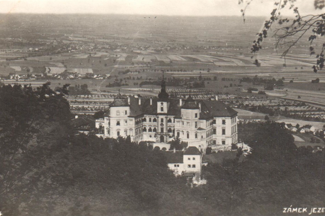 Jezeří – pohled na zámek a krajinu – nedatováno.