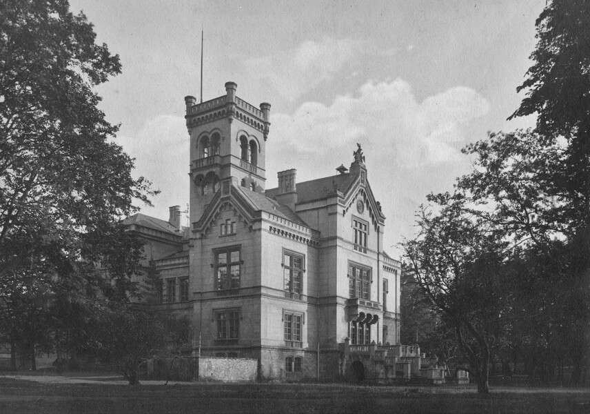 Historická fotografie zámku v Trmicích