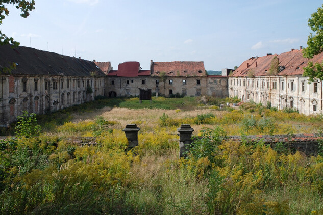 Hospodářský dvůr před obnovou